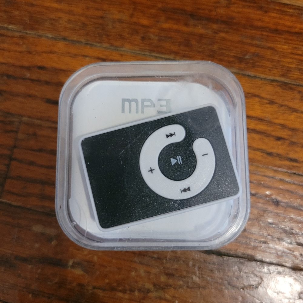 NIB Retro Style Mini MP3 Player Brand NEW